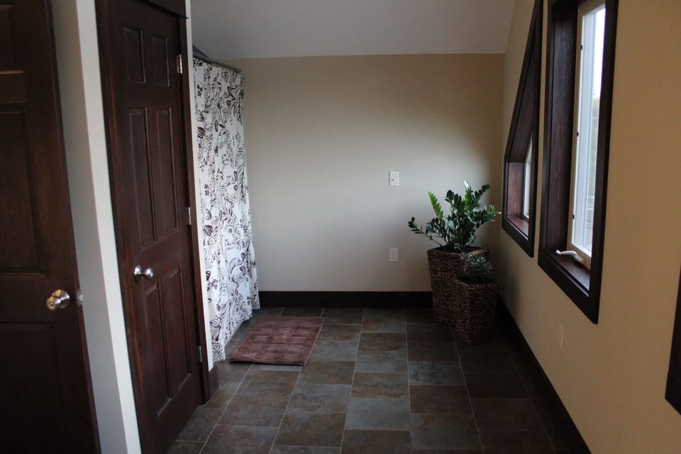Upstairs Bathroom w/ shower tub