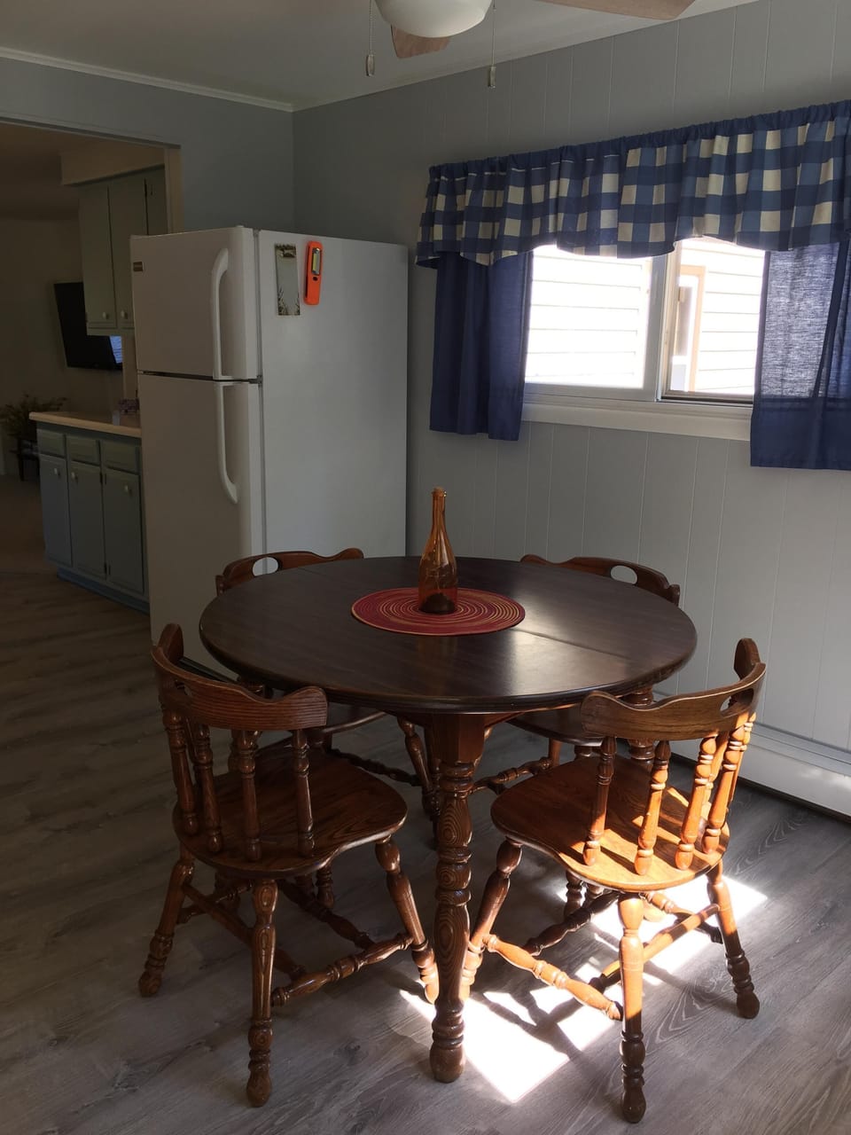 Kitchen table (expands to fit 6)