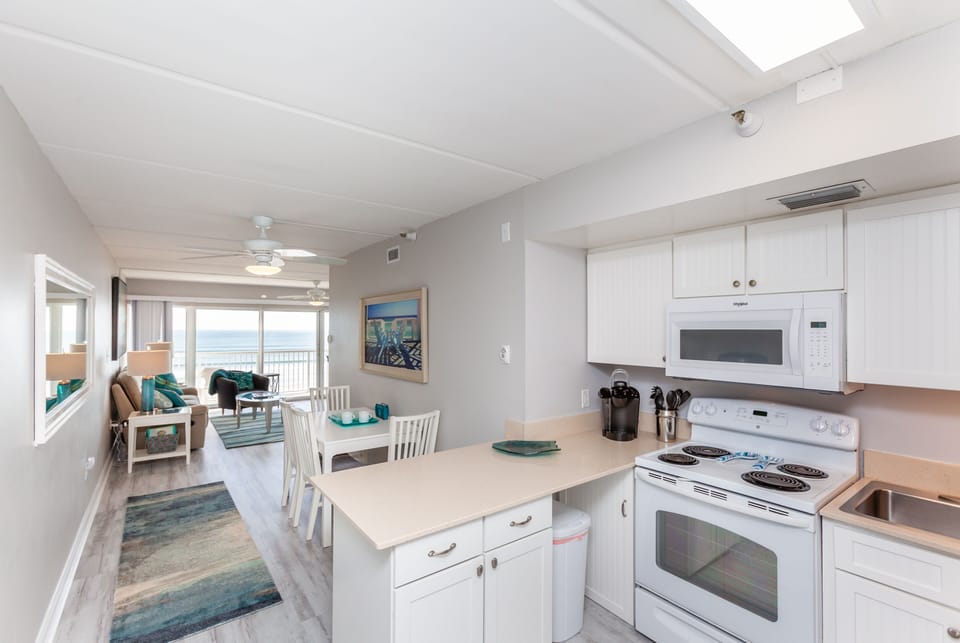 Oceanviews from the moment you walk in the condo.