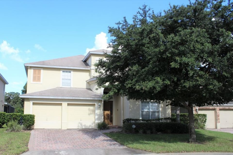 Huge 6 bedroom home with private pool