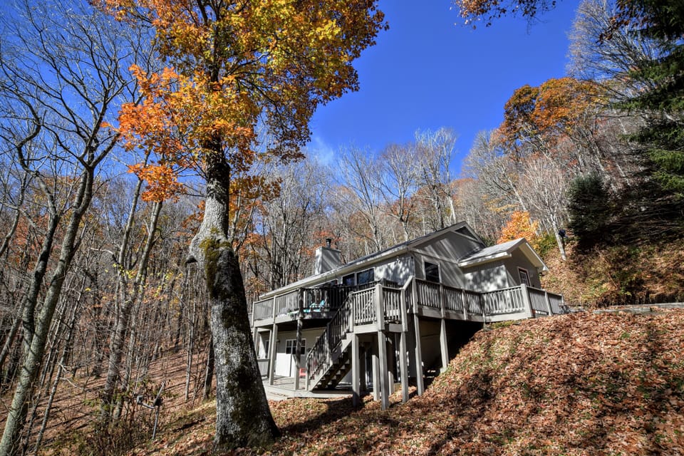 Two large decks, beautiful private setting, and a short walk to Appalachian Trl.