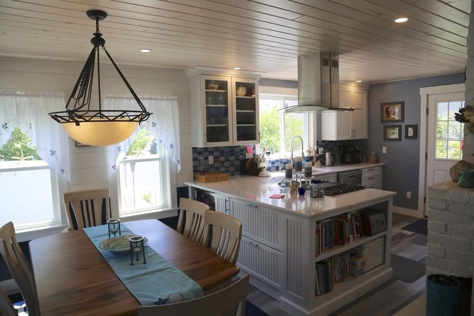 Dining room towards kitchen
