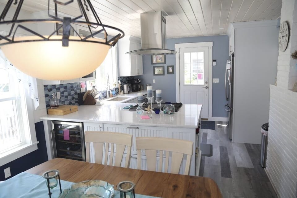 Dining towards kitchen