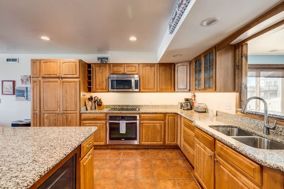 Mid-Level Kitchen with Bar (seats 2)