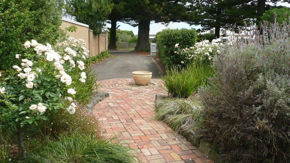 Driveway and entrance from Gipps Street.