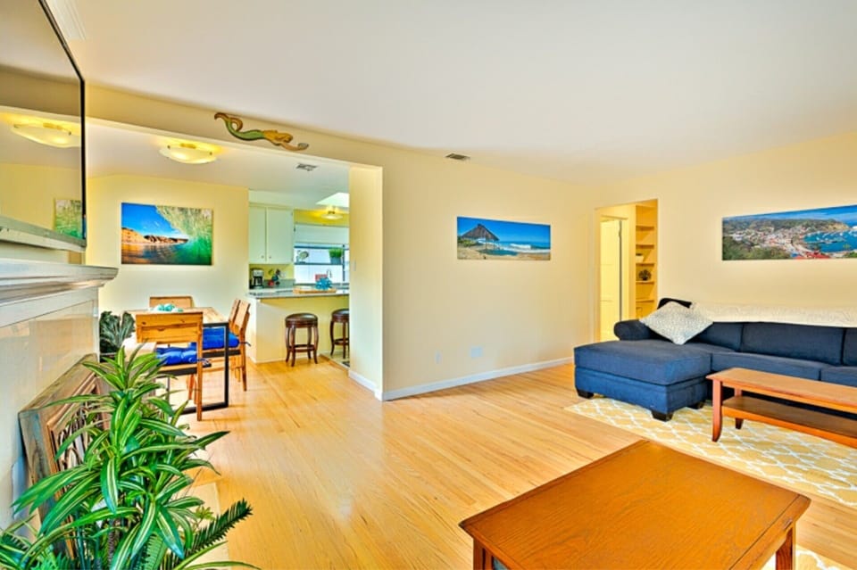 Bright open Livingroom view into dining room