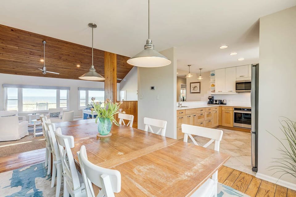 Top-Level Dining Room with Table (seats 8)