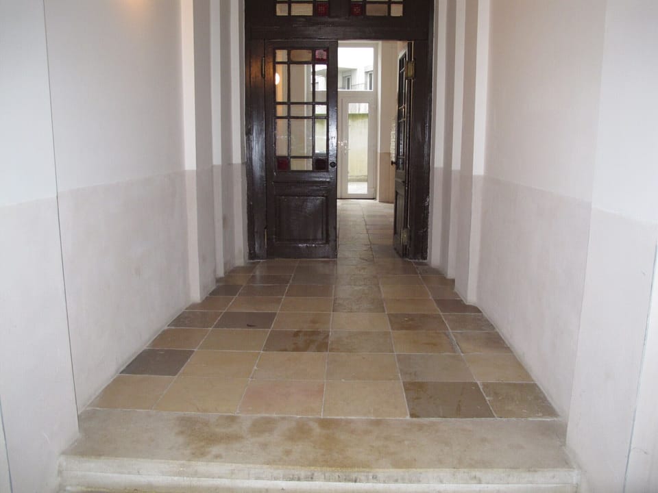 Entrance with only one stair to enter