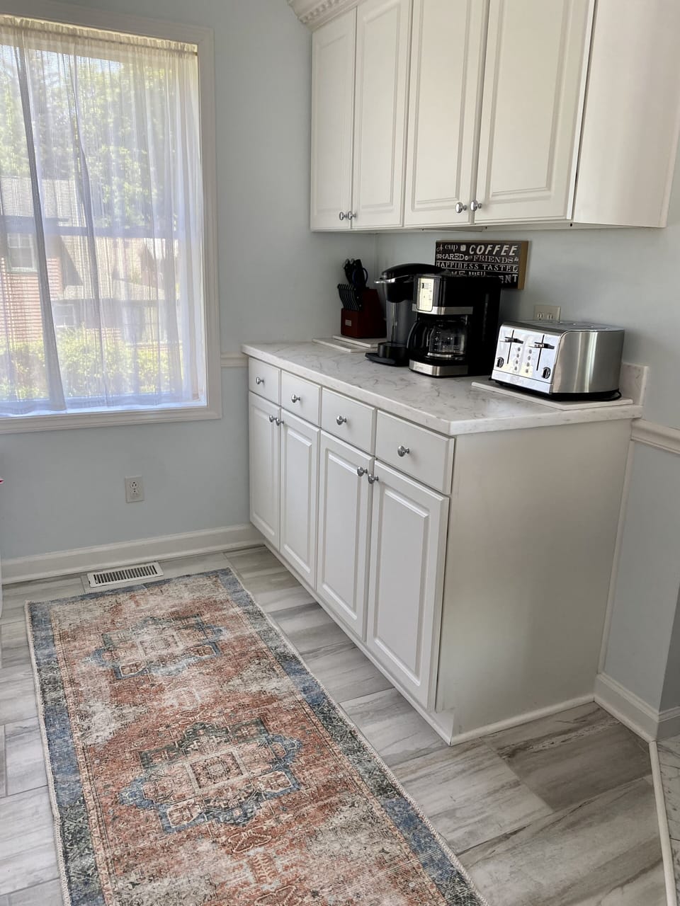 Coffee nook with drip coffee pot and Keurig.