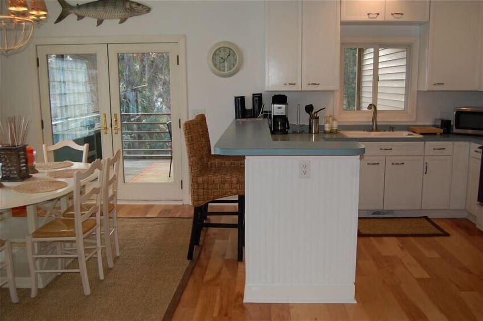 Kitchen and dining room/breakfast bar