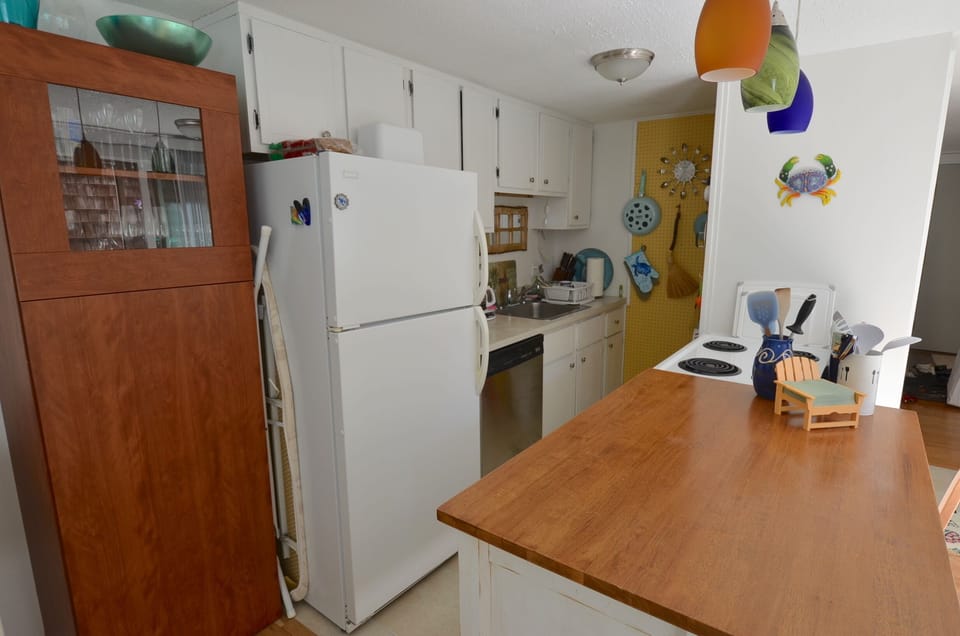 Kitchen with eating counter