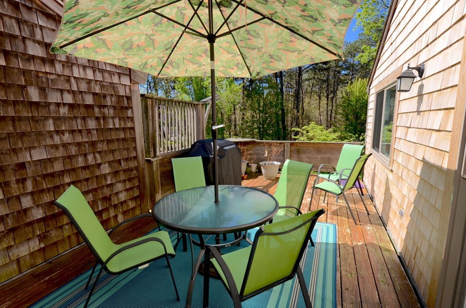 Spacious deck with propane grill 