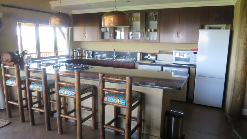 Kitchen & bar area