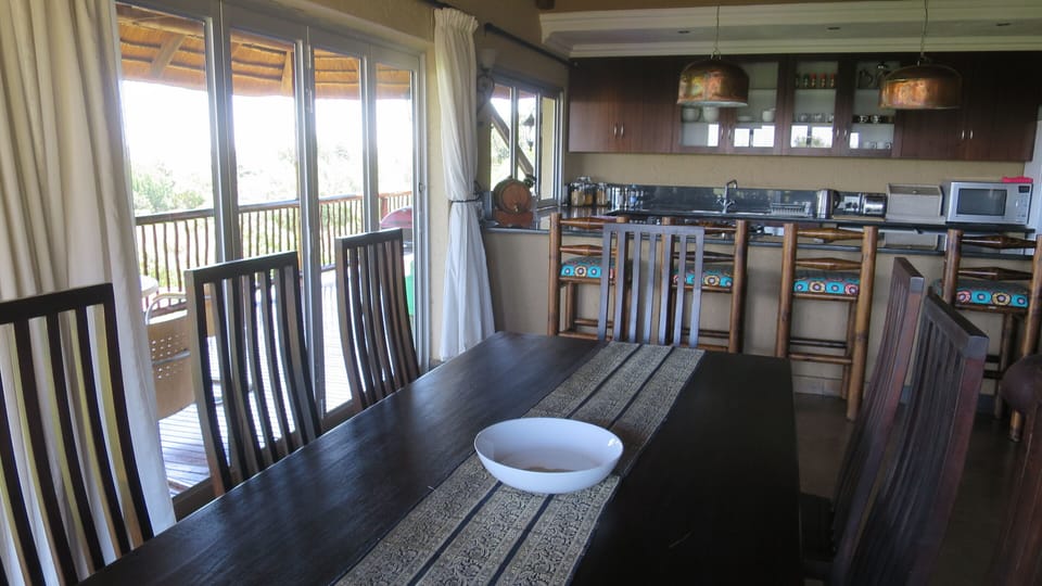 Dining area & fully equipped kitchen with bar