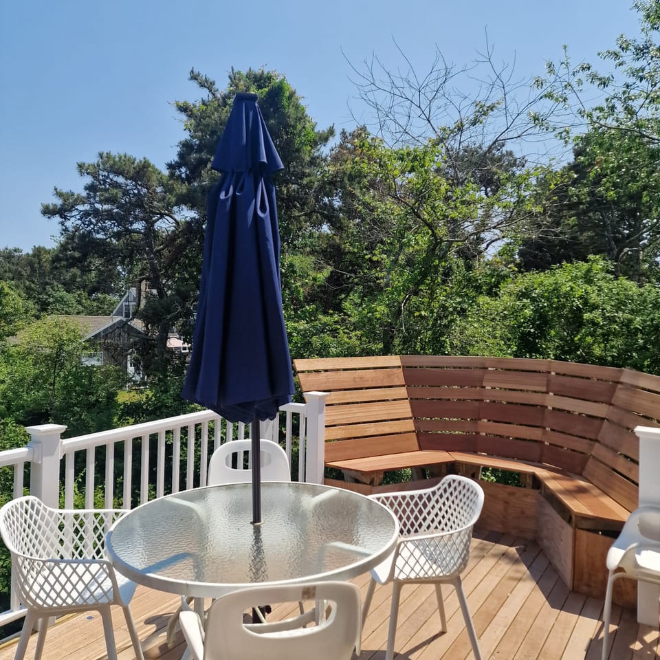 Deck with dining area