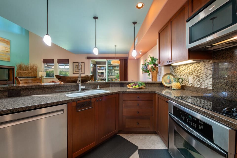 Kitchen with hi-end appliances and everything one needs and wants!