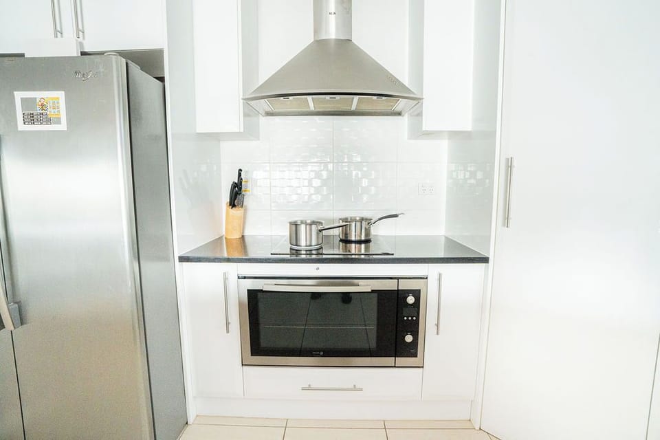 Fullsize oven in upstairs kitchen, filter ice and water from fridge