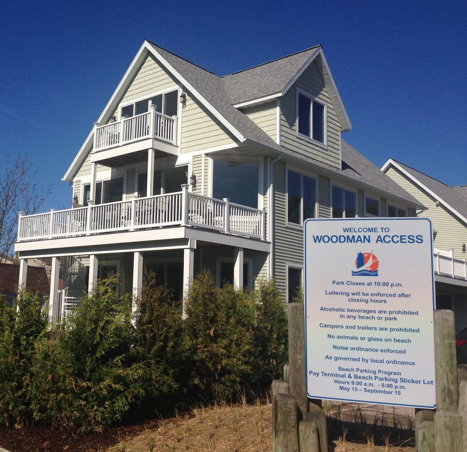 Amazing Location-right at the beach entrance! Walk to everything location