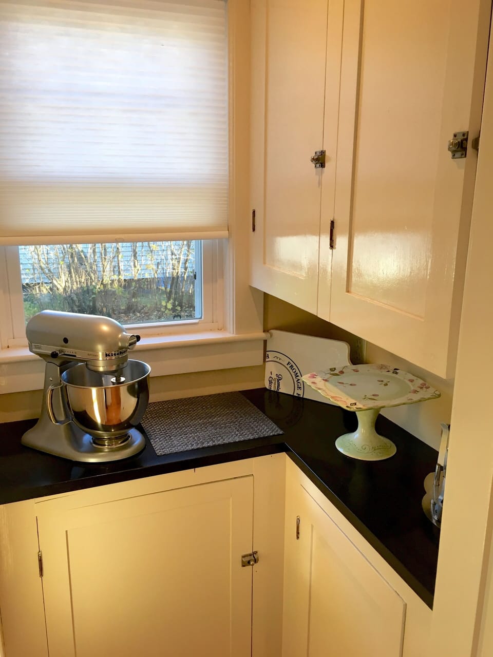 There's extra storage and counter space in the butler's pantry!
