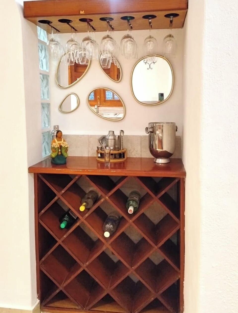 Kitchen bar area