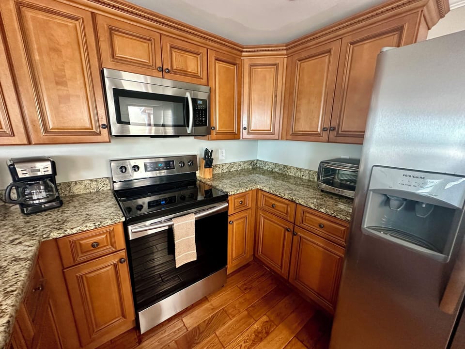 Full sized kitchen stocked with all the essentials to use.
