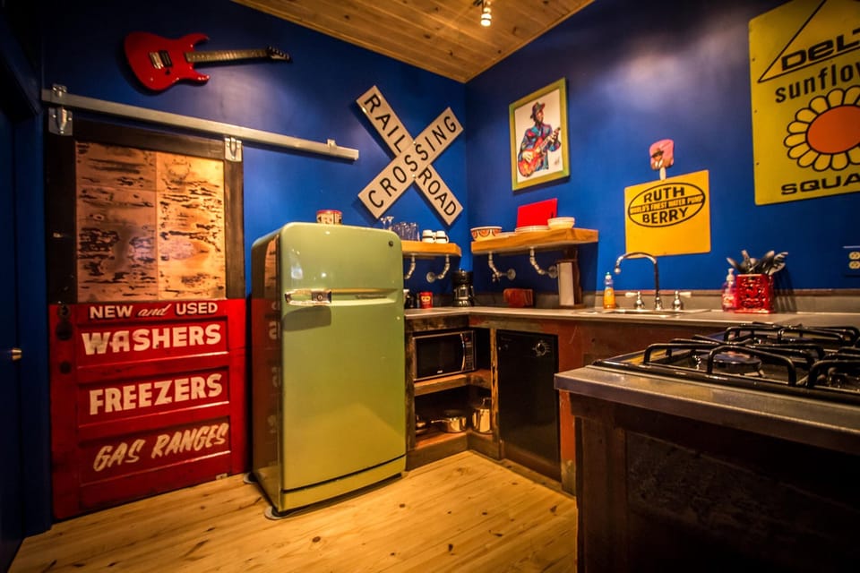 Kitchen details: stovetop,oven,dishwasher, microwave,toaster,
coffee maker,frig