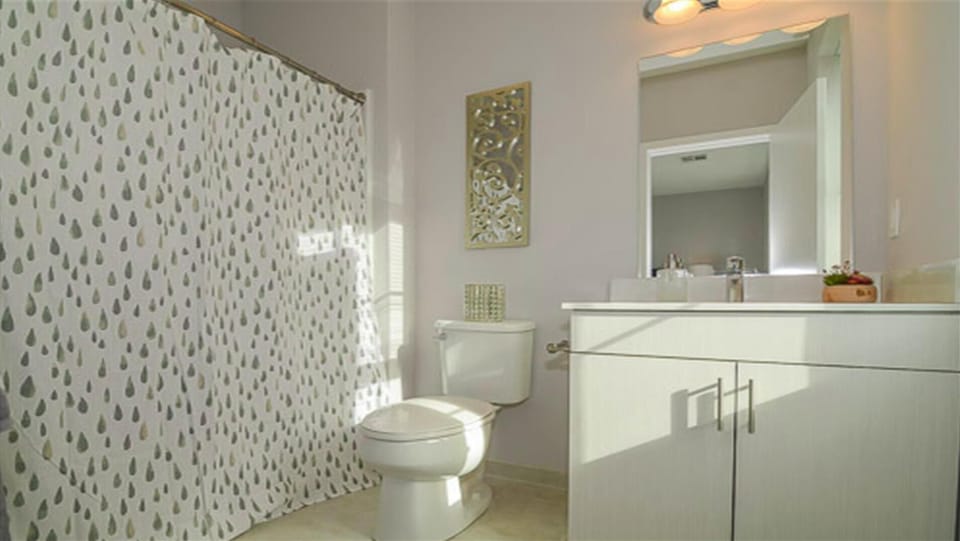 Master bathroom - 204
