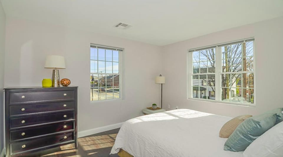 Smaller bedroom - 204