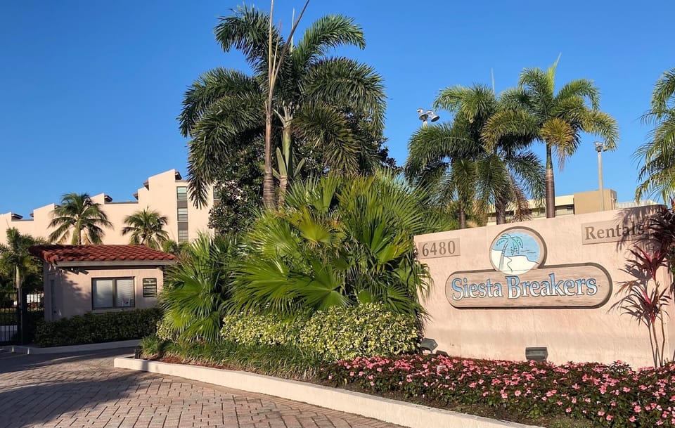 Siesta Breakers Entry