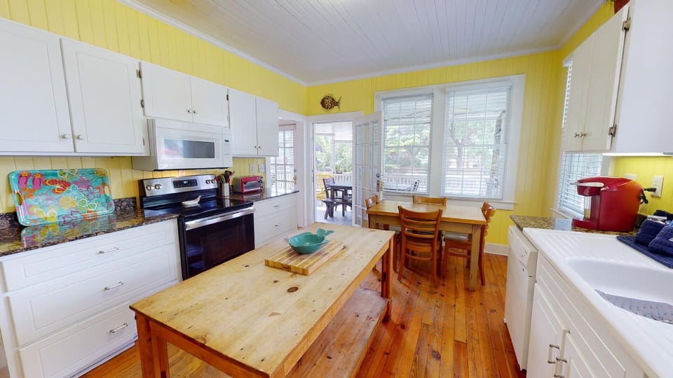 Fully Equipped Kitchen w. Breakfast Table, Seating for Four