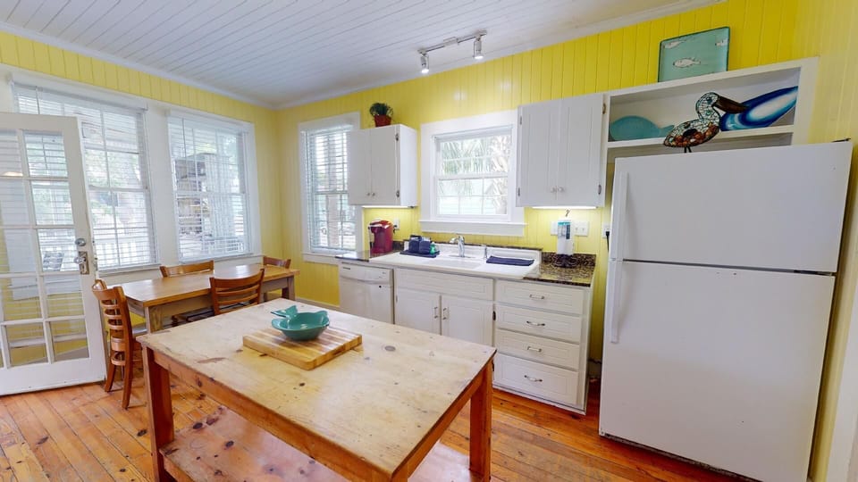 Full Equipped Kitchen w. Large Island