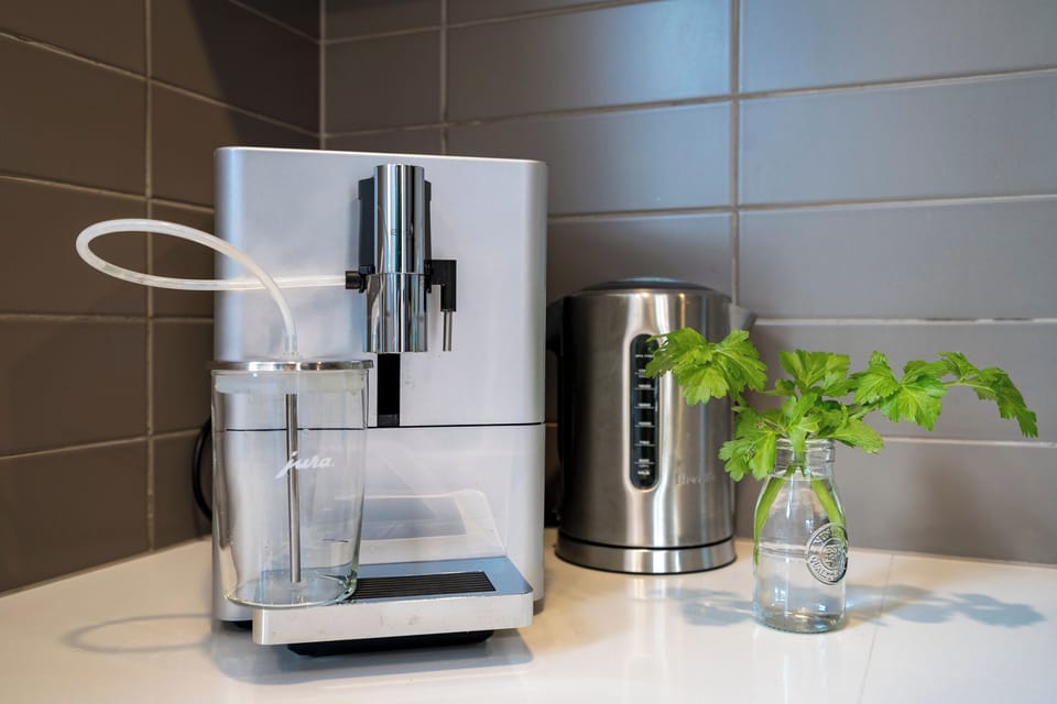 Automated coffee machine with beans supplied