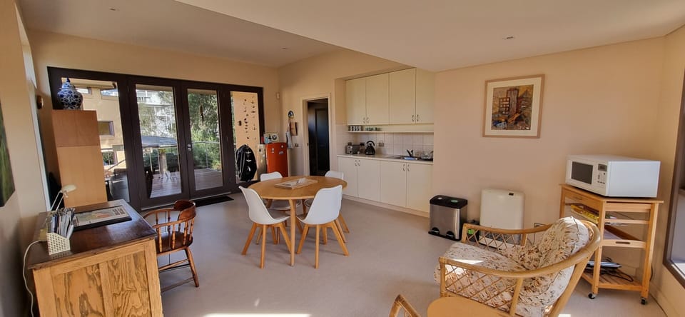 Light and airy kitchen/dining
fridge, microwave and gas heating 