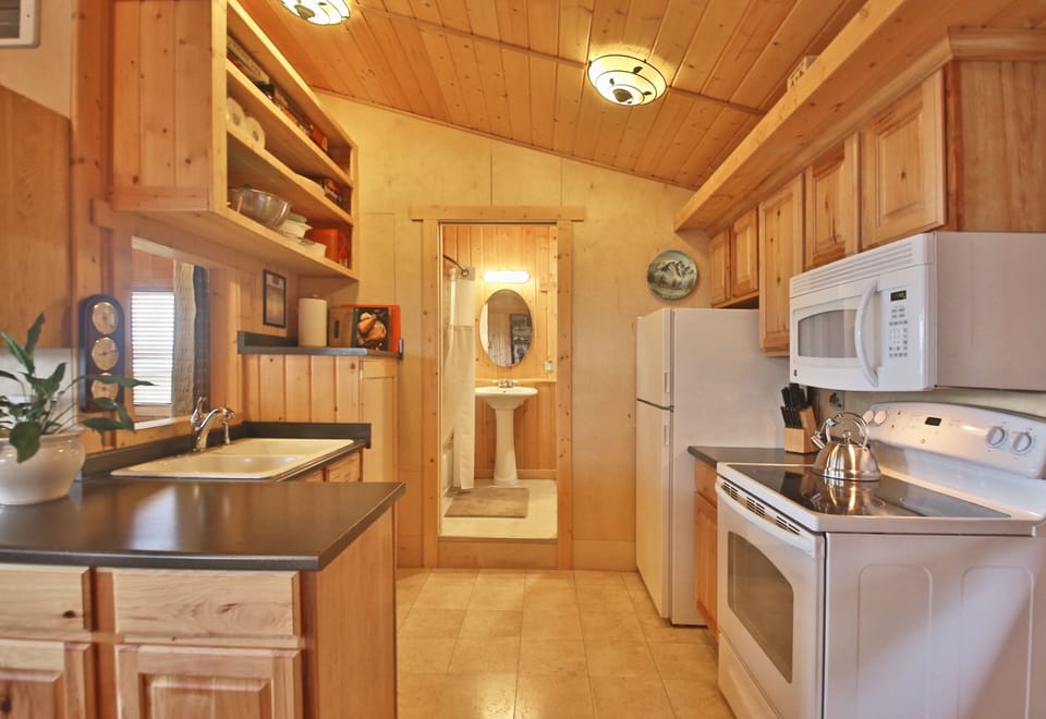 Full-Size kitchen appliances just like home! Oven/Range, Micro, Refrig, Toaster.