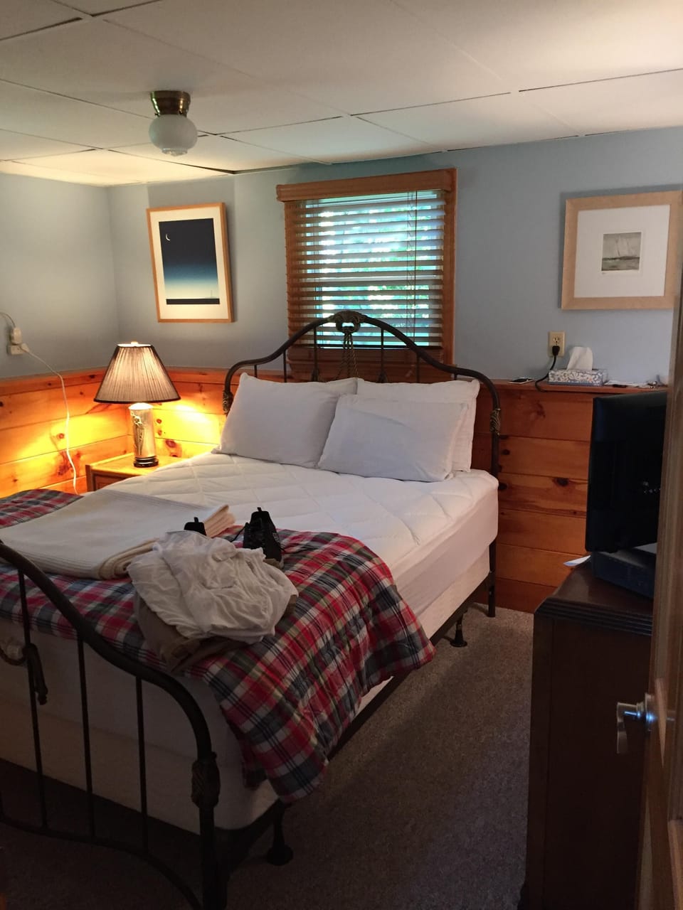 queen bedroom lower level