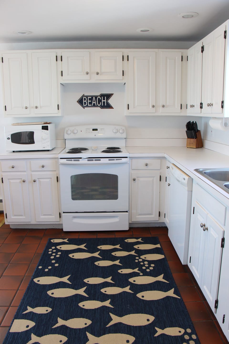 Kitchen w/dishwasher, coffee machine, and microwave