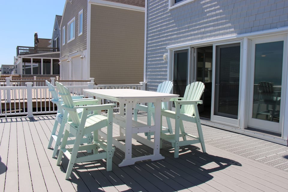 Outdoor dining on the deck
