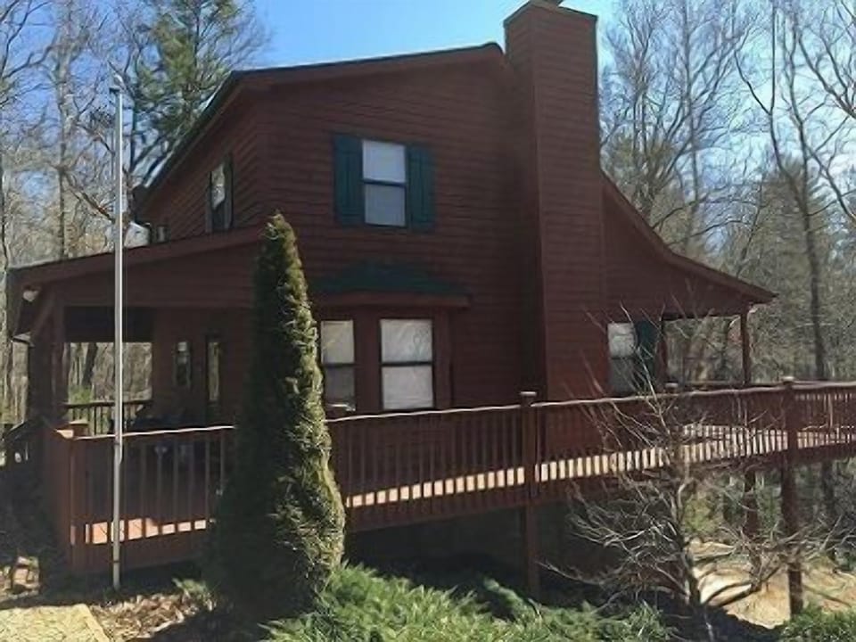 Side view of Justa Cabin