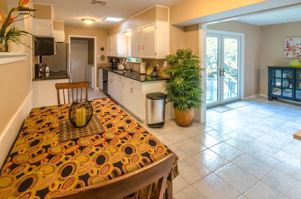 Breakfast Nook may sit 6