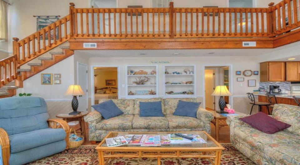 Extra large Great Room w/ Vaulted Ceiling; Very open. Seats12+