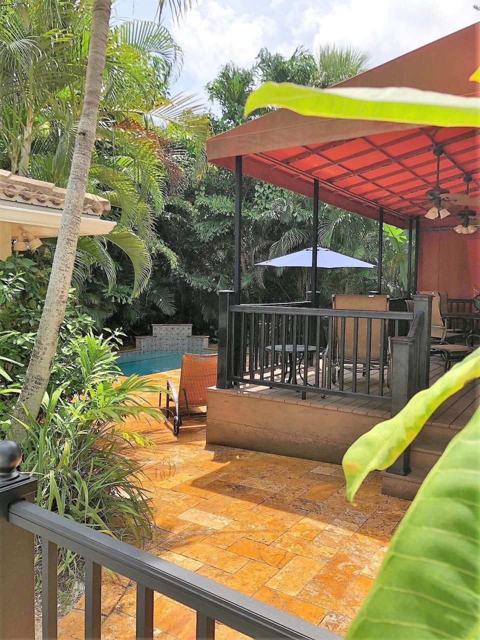Tropical gardens, very private Pool, lounging and barbeque back patio/porch