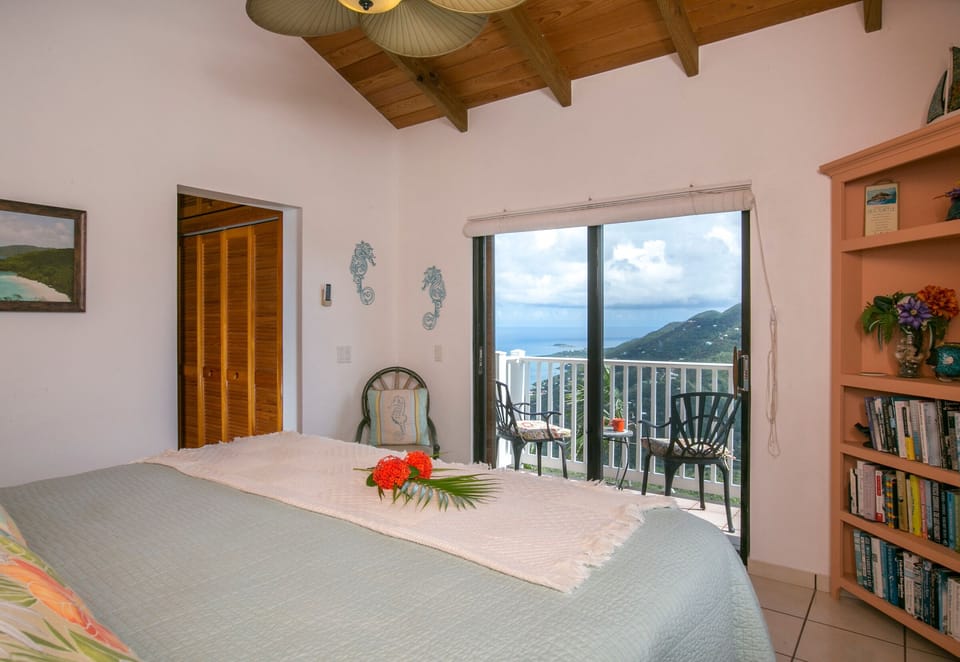 Open the screen door and immerse yourself in the  splendid view of Coral Bay! 