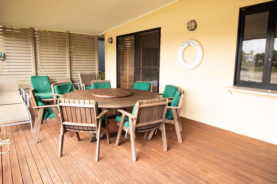 Outdoor dining on deck