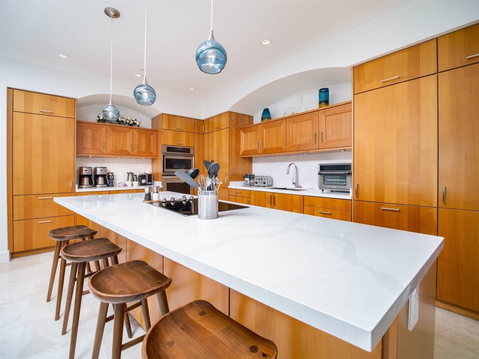 Stunning Chef's Kitchen with Ceran Range Plentiful Supplies All-new Cookware