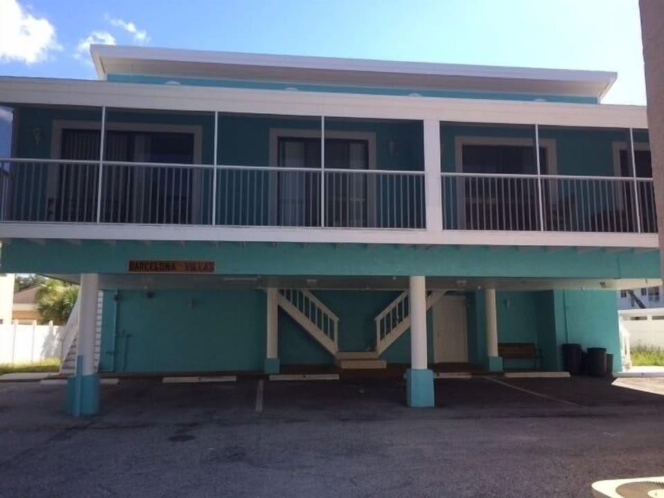 Perfect location in the heart of Venice Island steps from Venice Beach