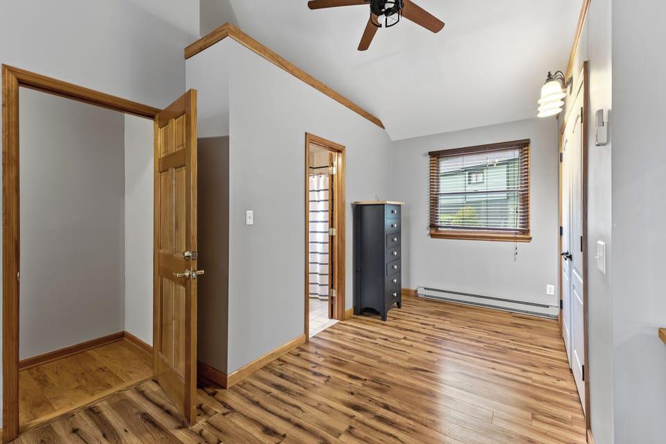Queen Bed - Master Bedroom Upstairs (views of the lake, balcony)