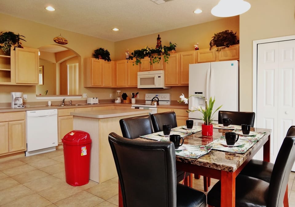 Kitchen & Breakfast Nook (sitting 6)