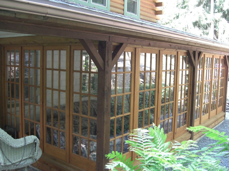 Solarium 3 seasons CONVERTS to SCREEN PORCH for summer