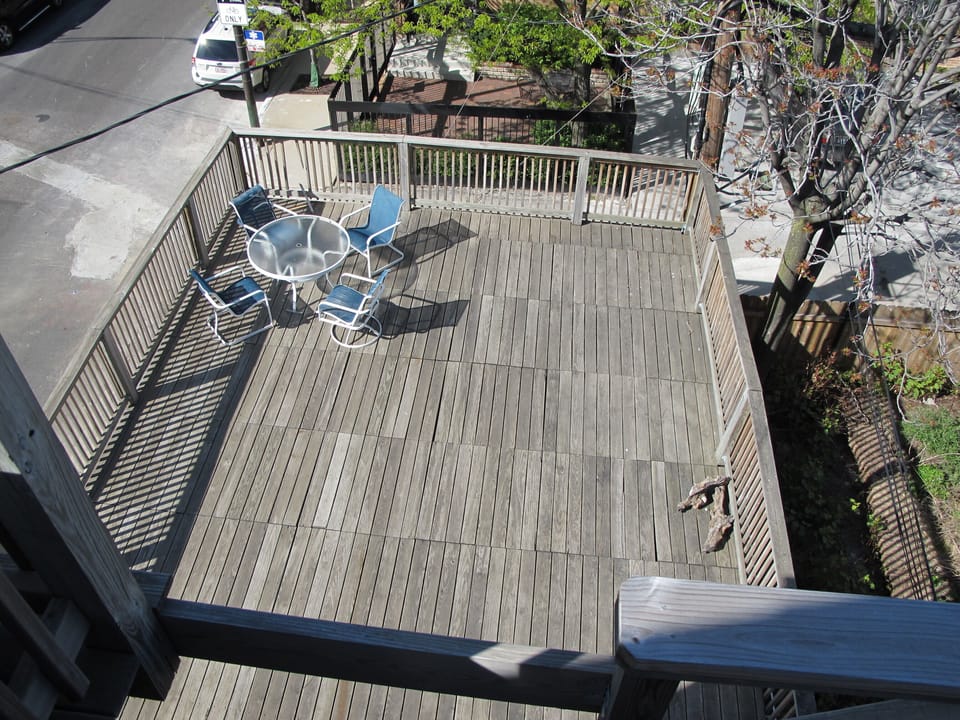 Huge common deck w/2 BBQ grills