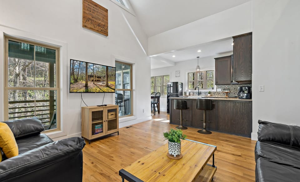 Nice open floorplan with high ceilings